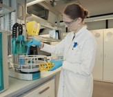 Nicole Imboden, Laborantin im Trinkwasserlabor der Wasserversorgung Zürich. Foto Neoviso/VSA Nicole Imboden, Laborantin im Trinkwasserlabor der Wasserversorgung Zürich. Foto Neoviso/VSA