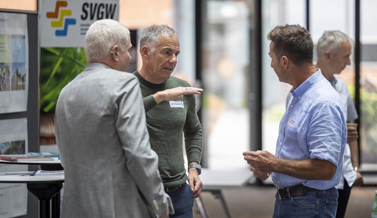 Rolf Meier et Martin Bärtschi, de SVGW, ont tenu le stand de SVGW lors de la journée d'information. (© Eawag, Nicola Pitaro)