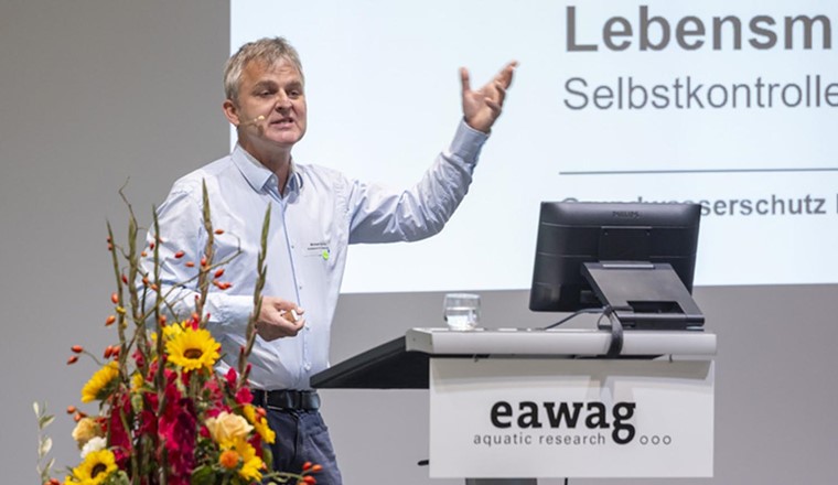Michael Schärer, de l'OFEV, a évoqué les défis actuels pour garantir la pérennité des eaux souterraines en Suisse. (© Eawag, Nicola Pitaro)