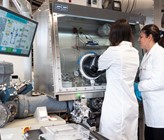 Die Empa-Forscherinnen Chiara Menegus (hinten) und Claudia Cancellieri wollen untersuchen, wie Wasserstoff mit den dünnen Oxidschichten auf hochfesten Stählen interagiert. (Bild: Empa) Die Empa-Forscherinnen Chiara Menegus (hinten) und Claudia Cancellieri wollen untersuchen, wie Wasserstoff mit den dünnen Oxidschichten auf hochfesten Stählen interagiert. (Bild: Empa)