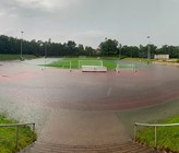 Fig. 5 Aufstau von Wasser auf der Oberfläche der Sportanlage bei dem Starkregenereignis vom 7. August 2024. (Quelle: Bezirksamt Hamburg-Mitte) Fig. 5 Aufstau von Wasser auf der Oberfläche der Sportanlage bei dem Starkregenereignis vom 7. August 2024. (Quelle: Bezirksamt Hamburg-Mitte)