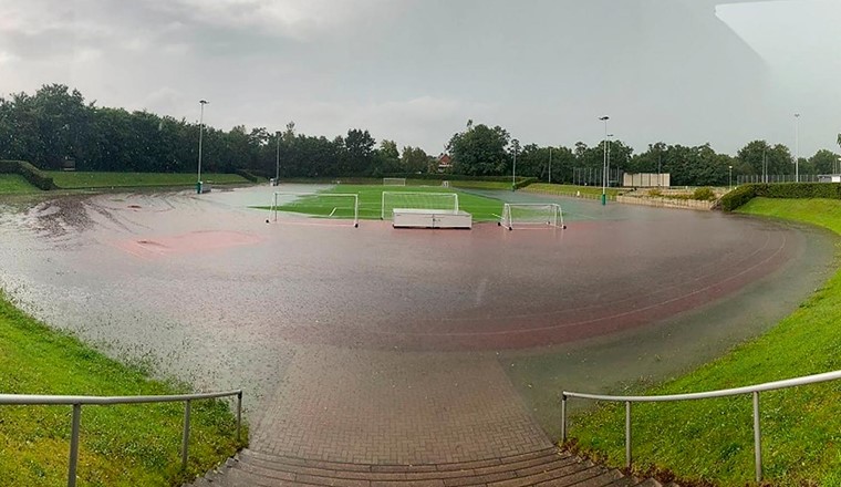 Fig. 5 Aufstau von Wasser auf der Oberfläche der Sportanlage bei dem Starkregenereignis vom 7. August 2024. (Quelle: Bezirksamt Hamburg-Mitte)