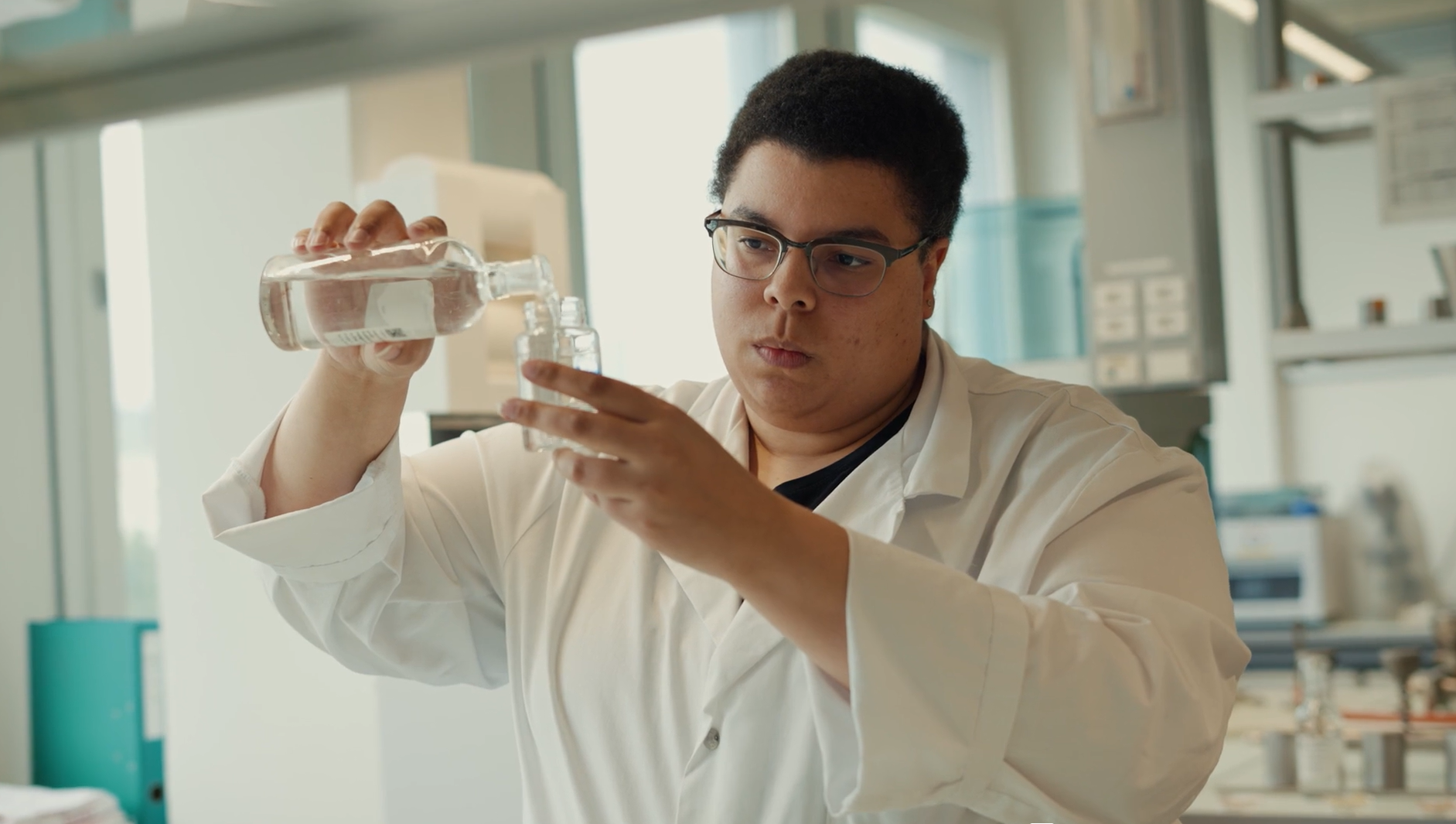 Marie Evans, Laborantin im Trinkwasserlabor der Wasserversorgung Zürich. Foto Neoviso/VSA