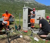 Installation des neuen Bodenmessnetzes in Andermatt, UR. (© Bundesamt für Meteorologie und Klimatologie MeteoSchweiz) Installation des neuen Bodenmessnetzes in Andermatt, UR. (© Bundesamt für Meteorologie und Klimatologie MeteoSchweiz)
