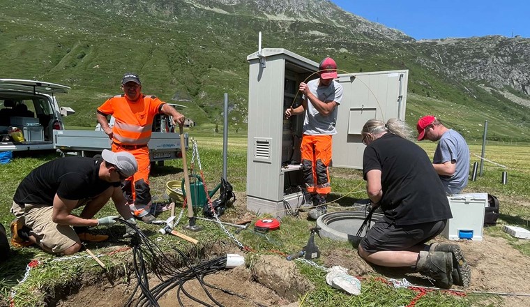 Installation des neuen Bodenmessnetzes in Andermatt, UR. (© Bundesamt für Meteorologie und Klimatologie MeteoSchweiz)