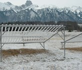 Regenschutz-Konstruktion, die von 2016-2019 im Trockenrasen von nationaler Bedeutung auf der Thuner Allmend zum Einsatz kam, nach leichtem Schneefall Anfang März. (© Andreas Stampfli, Berner Fachhochschule) Regenschutz-Konstruktion, die von 2016-2019 im Trockenrasen von nationaler Bedeutung auf der Thuner Allmend zum Einsatz kam, nach leichtem Schneefall Anfang März. (© Andreas Stampfli, Berner Fachhochschule)