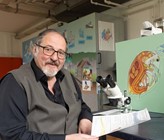 Hans Gonella im Gruppenschulungsraum für Besucher der WVZ in Zürich. Hans Gonella im Gruppenschulungsraum für Besucher der WVZ in Zürich.