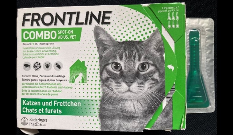 Molti animali domestici vengono trattati preventivamente per proteggerli da zecche e pulci. Ad esempio, si raccomanda di applicare ogni 4 settimane una pipetta da 0,5 ml di «Frontline» (nella foto a destra) sul collo dei gatti. La tossicità acquatica del fipronil in esso contenuto è così estrema che tutti i corsi d'acqua esaminati con scarichi IDA sono inquinati oltre il CQK. E questo nonostante l'insetticida finisca nelle fognature e nei corsi d'acqua solo indirettamente (attraverso il lavaggio delle mani e i peli degli animali) e tramite l’IDA.