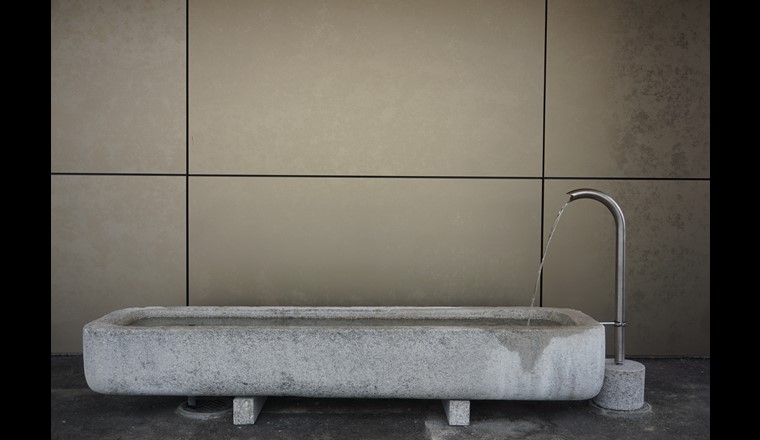 Das Reservoir Mannenberg ist ein Meilenstein für die Wasserversorgung der Region Bern. Goldrichtig somit die Wahl des güldenen Portals für das blaue Gold aus dem Emmental.