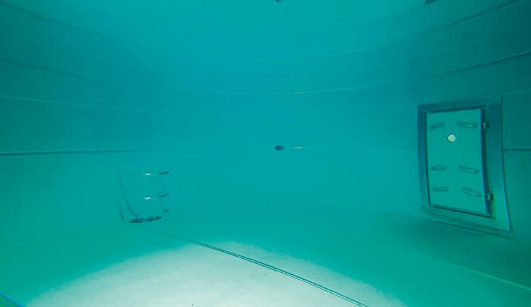 Fig. 6 Blick in einen gefüllten Edelstahlbehälter.