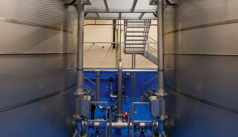 Fig. 4 Zwischen den beiden Edelstahlbehältern.