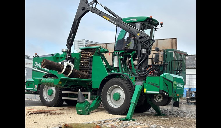 Die beiden Holzkessel werden mit Hackschnitzeln aus dem örtlichen Forstrevier Angenstein betrieben. (Bild: Karin Anklin)