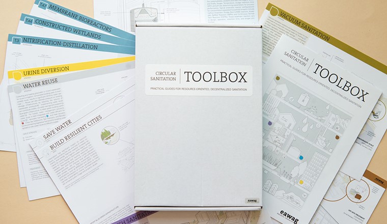 Die Toolbox enthält drei Gruppen von Faktenblättern, die bei der Planung dezentraler Abwasserlösungen helfen – von der Definition der Ziele, über die Auswahl der Strategie bis hin zur Übersicht über mögliche Technologien. (© Eawag, Peter Penicka)