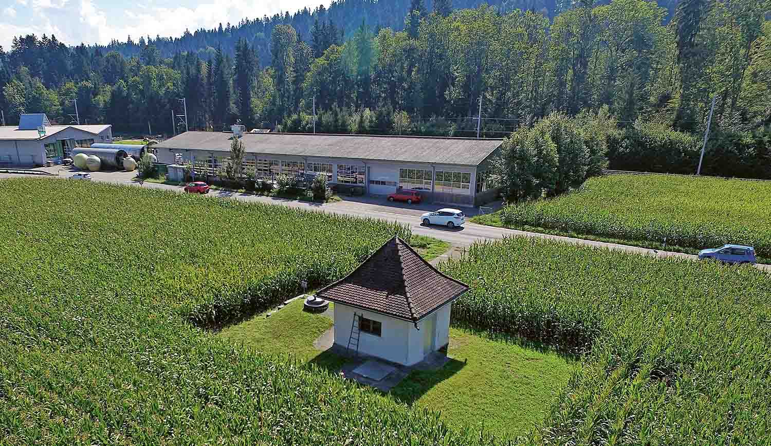 Gefahren für die Wasserversorgung können von Strassen, Eisenbahnlinien, Industrieanlagen oder landwirtschaftlichen Tätigkeiten ausgehen. Nicht jede Gefahr stellt auch ein grosses Risiko dar. (© SVGW)