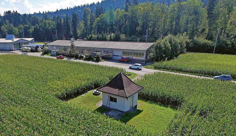 Gefahren für die Wasserversorgung können von Strassen, Eisenbahnlinien, Industrieanlagen oder landwirtschaftlichen Tätigkeiten ausgehen. Nicht jede Gefahr stellt auch ein grosses Risiko dar. (© SVGW)