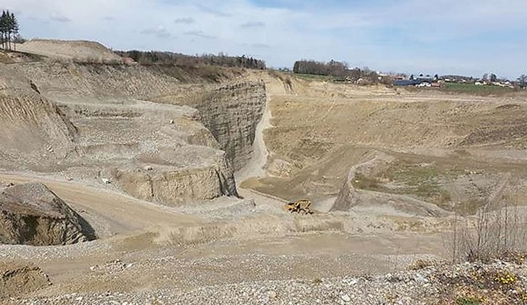 Kiesabbau, Bauschuttauffüllung und landwirtschaftliche Nutzung sowie viele weitere Faktoren können die Grundwasserqualität beeinflussen. (© SINEF)