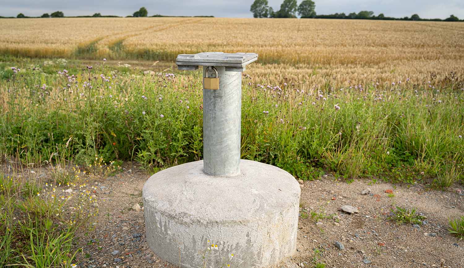 Messstelle eines regionalen Wasserverbandes zur Überprüfung der Grundwasserqualität. © Adobe Stock
