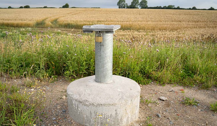Messstelle eines regionalen Wasserverbandes zur Überprüfung der Grundwasserqualität. © Adobe Stock