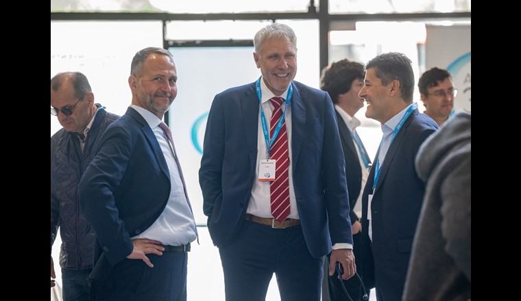Der Präsident des Tessiner Regierungsrats Norman Gobbi im Gespräch mit Tagungsorganisator Raffaele Domeniconi und VSA-Co-Präsident Mauro Suà (v.l.).
