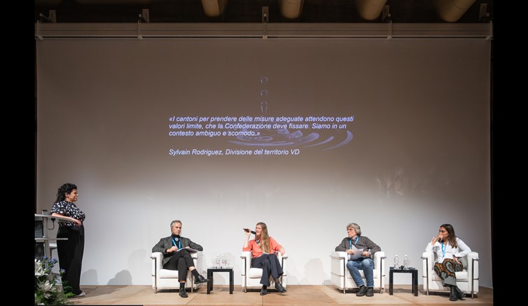Podiumsdiskussion mit Lothar Aicher, Eva Goldmann, Bruno Storni und Anna Bozzi. Moderation: Sharon Bernardi (l.).
