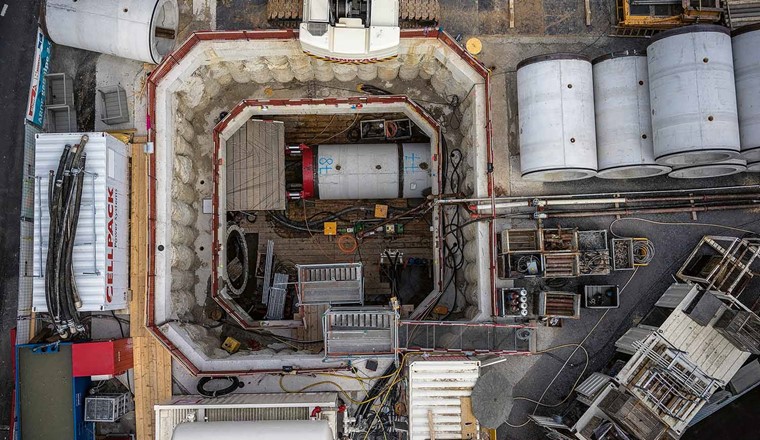 Fig. 2 Startschacht mit den gestapelten Betonrohrelementen. (© Stefan Busslinger)