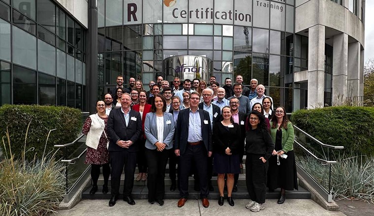 Teilnehmende des Herbsttreffens des Komitees CEN/TC 474 vor dem Sitz von AFNOR in Paris.