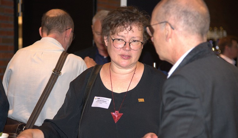 L'ingénieure agroalimentaire Irina Nüesch a été nommée membre d'honneur de SVGW en 2017 en reconnaissance de ses grands mérites et de son engagement exemplaire en faveur d'une eau potable de haute qualité et de bonnes pratiques dans l'approvisionnement en eau potable. La photo a été prise lors de l'assemblée générale annuelle 2024 de SVGW.