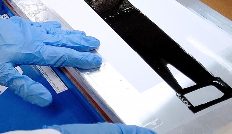 Des catalyseurs à teneur réduite en iridium sont formulés en encres à Fraunhofer IAP et traités pour être utilisés comme électrodes dans les électrolyseurs ©Fraunhofer