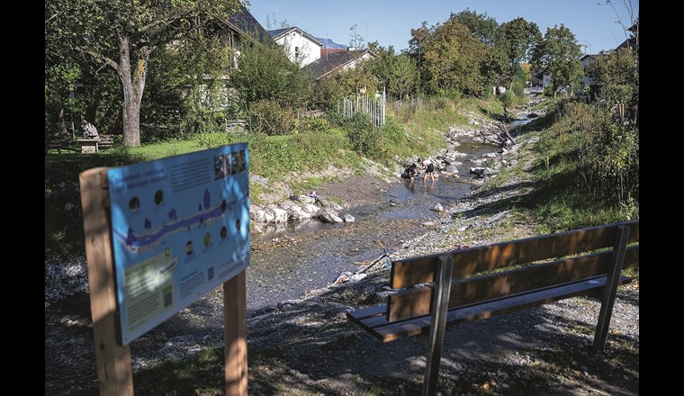 Der revitalisierte Sevelerbach ist heute ein gemütlicher und lehrreicher Spiel- und Treffpunkt im Dorfkern.  (© D. Tinner/Aqua Viva)