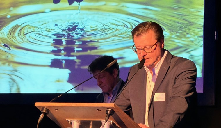 Laurent Roquier (SVGW) und Luca Rossi (VSA, im Hintergrund) führten durch die Fachtagung.