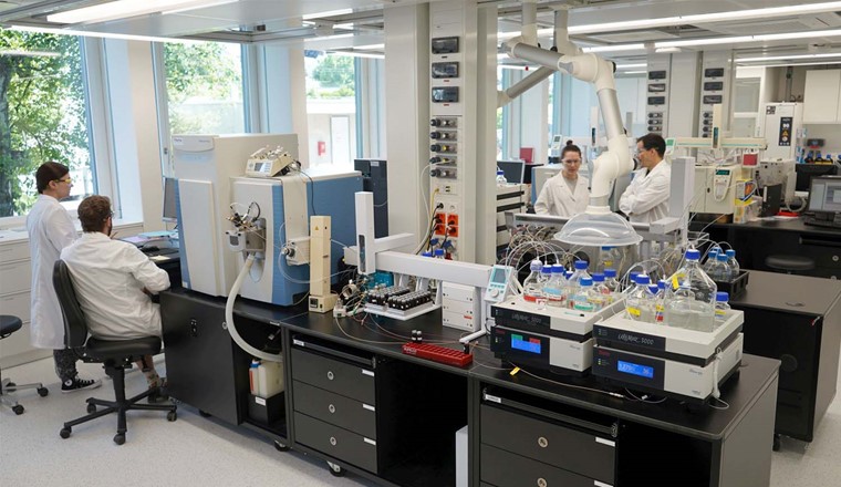 Massenspektrometrie ermöglicht, es in den Abwasserproben auch kleinste Spuren von Arzneimitteln oder Drogen zu bestimmen. (© Eawag, Leonardo Biasio)