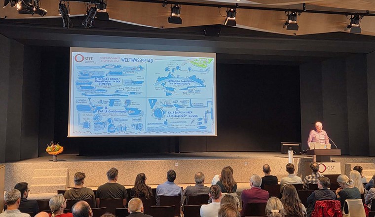 Martin Bärtschi mit einem Beitrag in der Aula der OST. ©SVGW