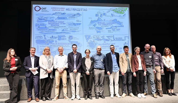 Referenten, Workshopleiterinnen und die Organisation des Symposiums auf Bühne der Aula OST in Rapperswil. © OST