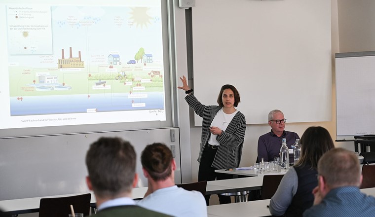 Antonia Eichelberg und Martin Bärtschi beim Workshop zu PFAS und der Quagga-Muschel. ©OST
