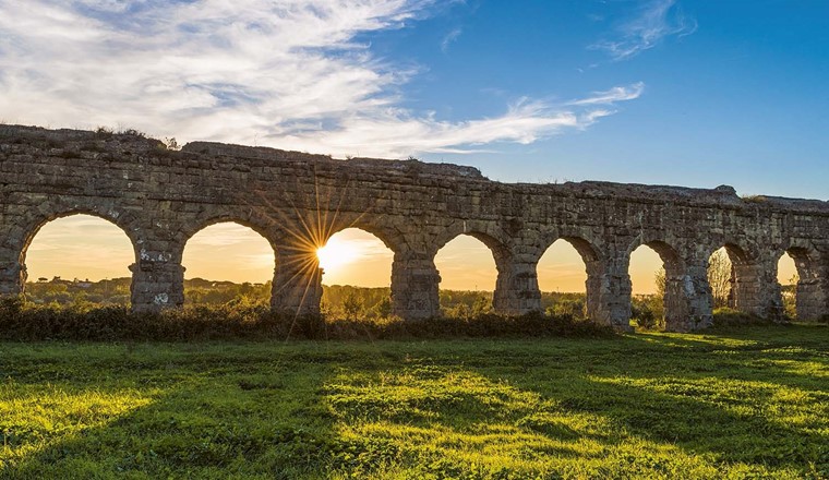 Bereits im antiken Rom wurden Quellen in der Umgebung der Stadt gefasst und über Freispiegelleitungen in die Stadt geführt. Im Prinzip funktioniert die Trinkwasserversorgung noch heute so. (© Adobe Stock)
