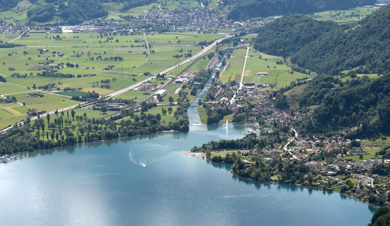 Die Gemeinde Weesen (Walensee) und der Linthkanal Richtung Obersee. © Adobe Stock