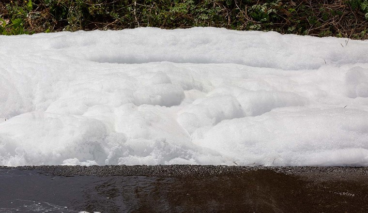 Die im Kanton Zürich festgestellte Belastung geht auf die in der Schweiz seit 2011 verbotene Substanz PFOS (Feuerlöschschaum) zurück. © Adobe Stock