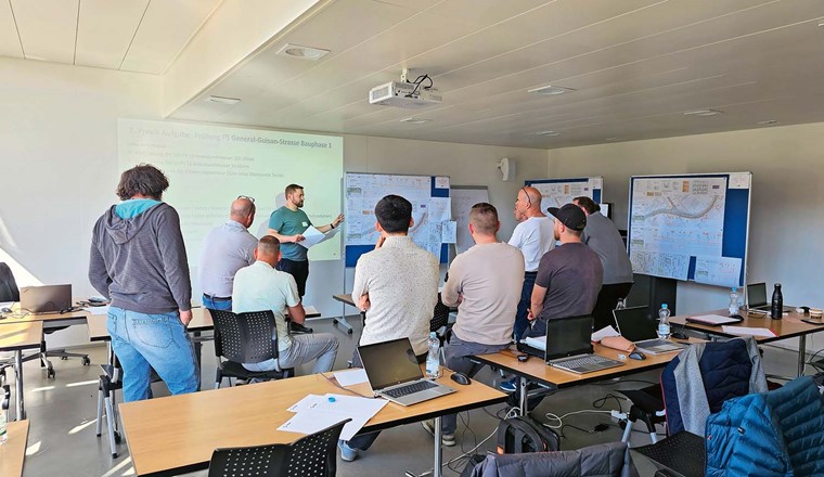 Fig. 2 Theorieunterricht anhand eines realen Projektbeispiels.