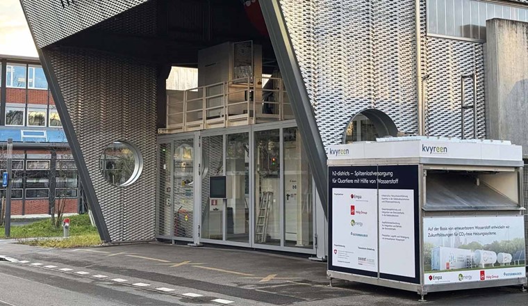 Die Brennstoffzelle rechts neben dem move-Demonstrator auf dem Empa-Areal in Dübendorf liefert nicht nur Strom, sondern auch mittlere Temperaturen von etwa 35 °C an das Wärmenetz im Innovationsgebäude NEST. Bild: Empa / Hälg Group