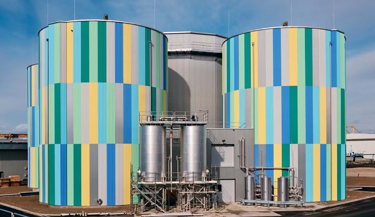 Die neue Anlage zur Faulung des Klärschlamms – als neues Wahrzeichen der ProRheno – setzt sich aus insgesamt fünf Türmen zusammen, wobei jeder ein Volumen von rund 4200 Kubikmetern umfasst. © Seth Bates Photography