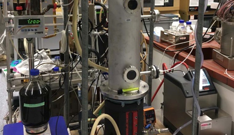 Fig. 3 Mit dieser Versuchsanlage haben die ZHAW-Forscher den «Proof of Principle» für den VARESI-Prozess erbracht. Der EGSB-Fermenter im Labor fasste 60 Liter.