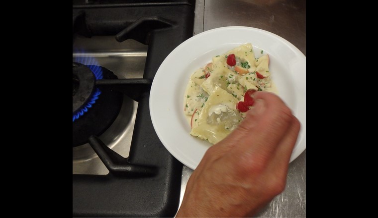 Eine von Annegreth Eggenberg beliebte Spezialität: selbstgemachte Ravioli an einer delikaten Apfel-Calvados- Rahmsauce (Fotos: Ursula Palla)