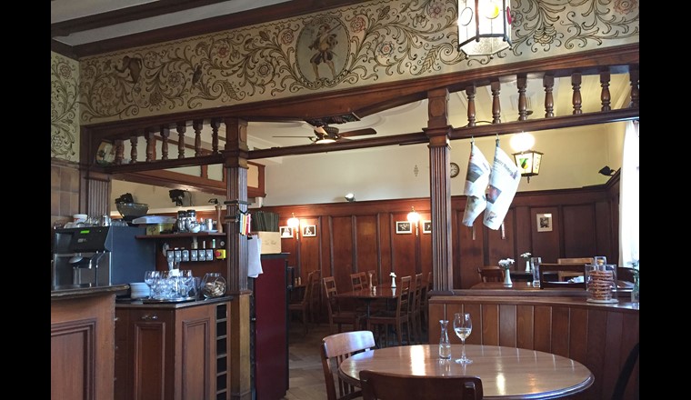 Le restaurant Schützenstube, plus que centenaire, a pu conserver jusqu’ici tout son charme et ses belles peintures murales