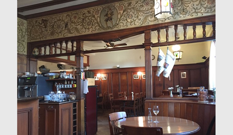 Le restaurant Schützenstube, plus que centenaire, a pu conserver jusqu’ici tout son charme et ses belles peintures murales