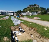 Verlegung der Fernwärmeleitung im noch unbebauten Gebiet «Widmi». Verlegung der Fernwärmeleitung im noch unbebauten Gebiet «Widmi».