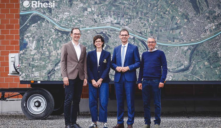 Mit der neuen, mobilen Rhesi-Ausstellung im Bauwagen informiert die IRR die Bevölkerung auf beiden Seiten des Rheins zum Jahrhundertprojekt Rhesi. © Internationale Rheinregulierung (IRR)/Eva Rauch