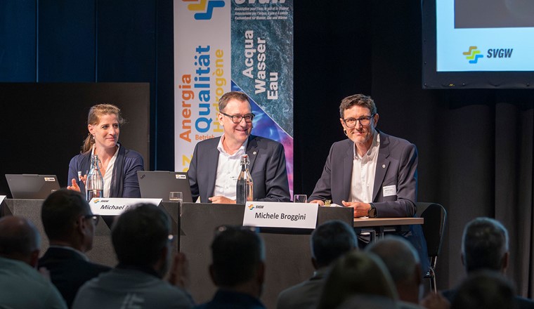 Die 153. Mitgliederversammlung fand am 11. Juni  in den Olma-Hallen in St. Gallen statt. Von links: Nadia Meroni, SVGW (Bellinzona), SVGW-Direktor Michael Meier, SVGW-Präsident Michele Broggini.