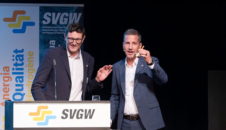 Michele Broggini überreichte Patrick Flammer eine Glocke, um die Ordnung in der Vorstandssitzung wieder herzustellen, sollte mal die Disziplin etwas nachlassen.