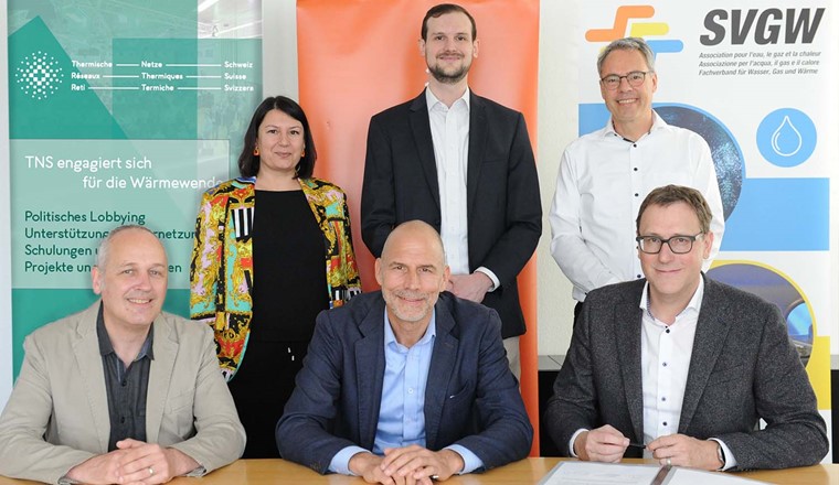 Oben v.l.n.r.: Cristina Seoane (Leiterin Bildung SVGW), Patrick Frey (Project Manager Smart Solutions, Swiss Power AG) und Diego Modolell (Leiter Fachbereich Gas/Wärme SVGW) - unten v.l.n.r: Martin Liechti (stellvertretender Geschäftsführer  TNS), Orlando Gehrig (Stellvertretender CEO & Direktor Energy Services, Swiss Power AG) und Michael Meier (Direktor SVGW)