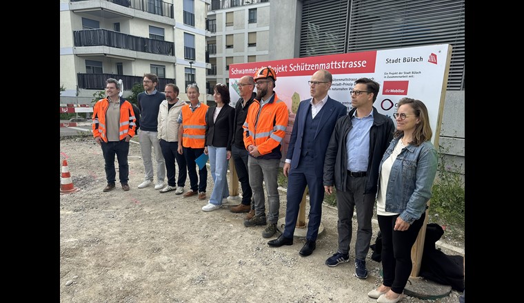 Foto Zug: symbolischer Spatenstich für Schwammstadt-Massnahmen an der Schützenmattstrasse, Bülach.